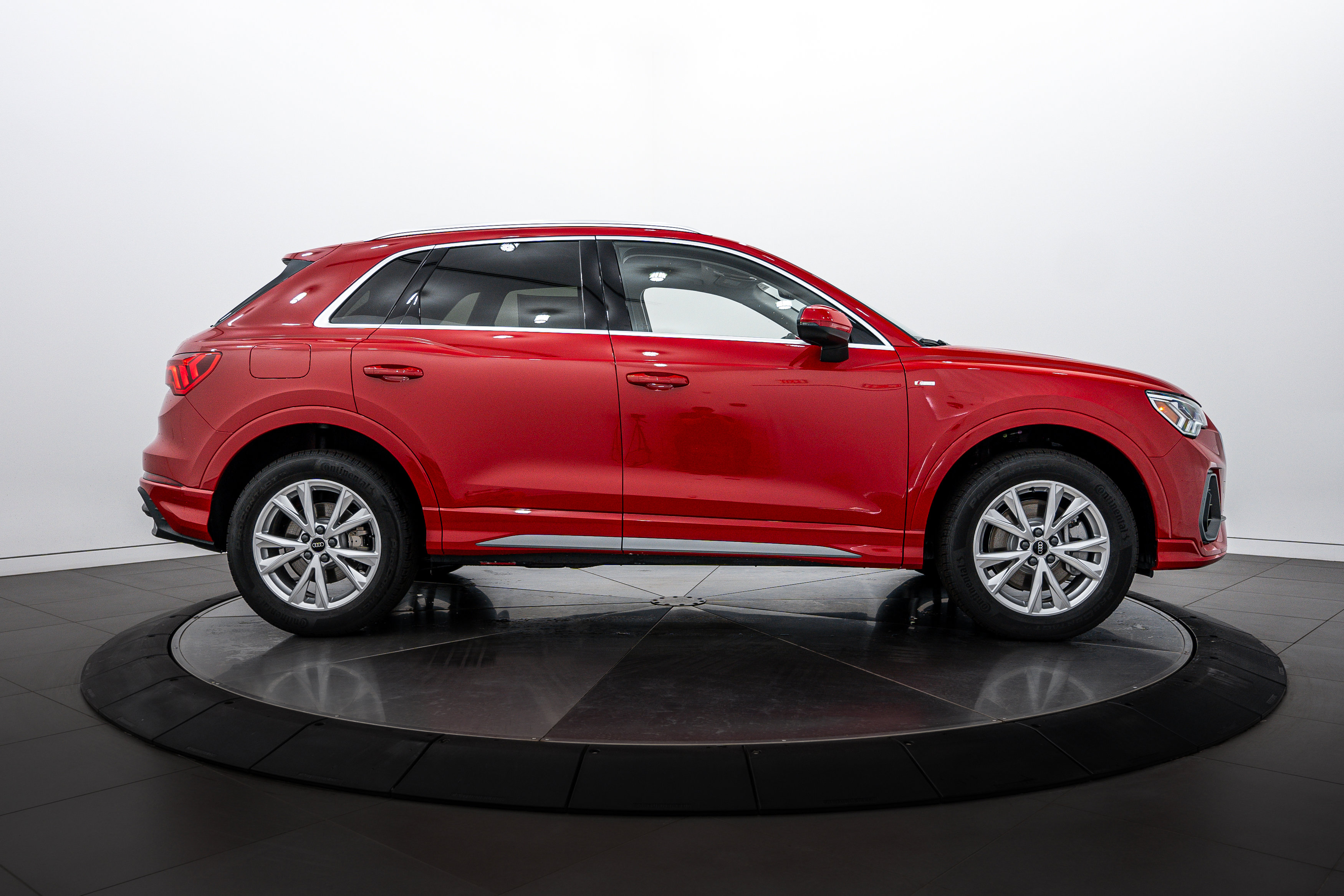 2025 Audi Q3 S line Premium Plus photo 2