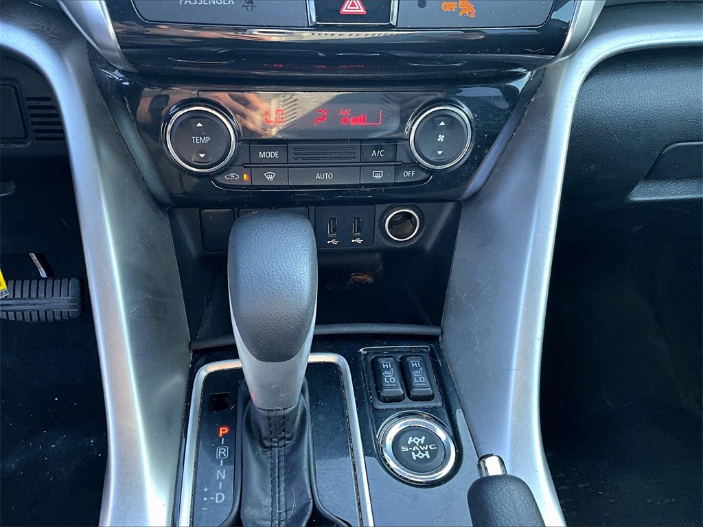 2020 Mitsubishi Eclipse Cross LE photo 26