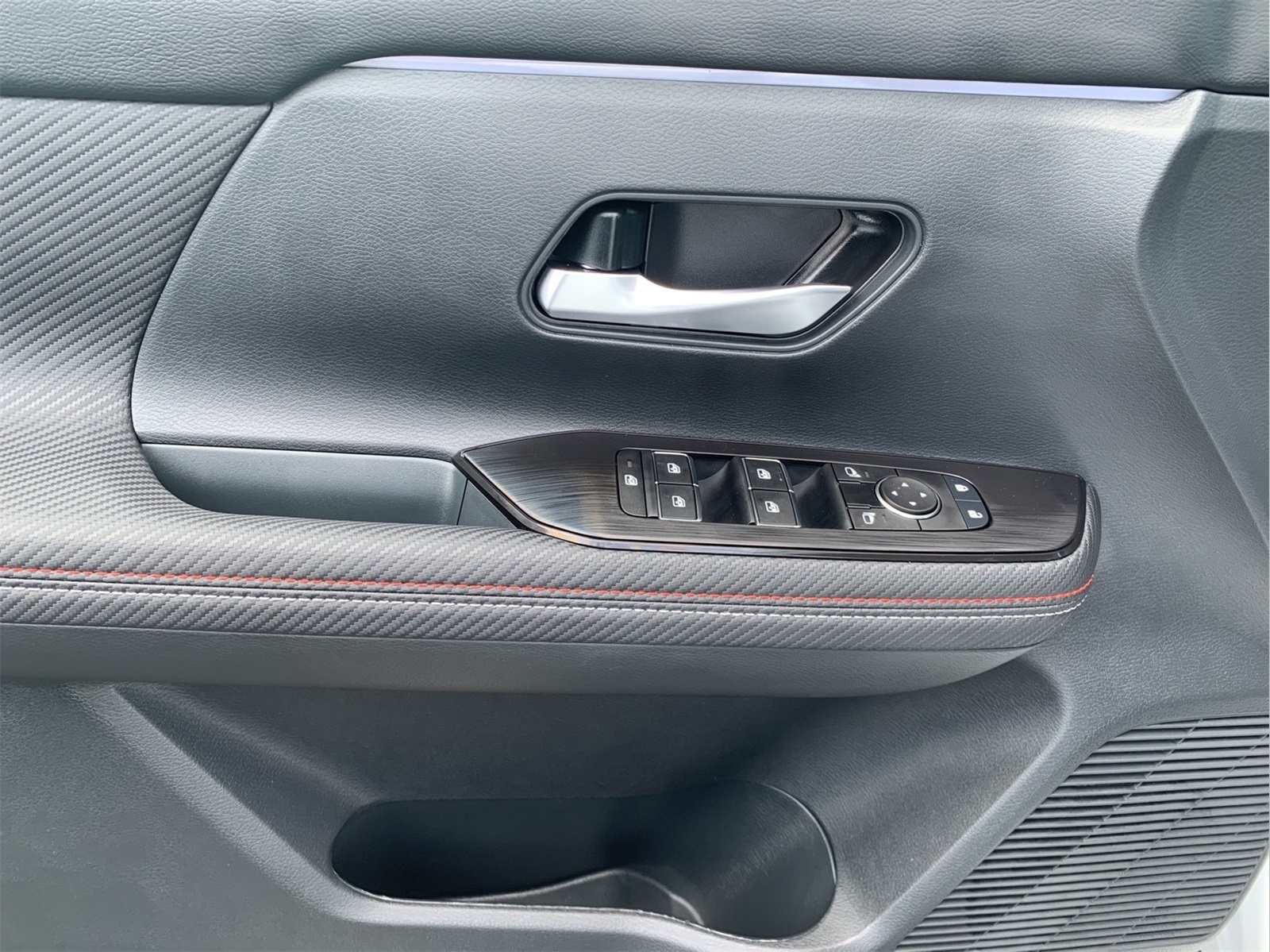 2025 Nissan Kicks SR photo 12