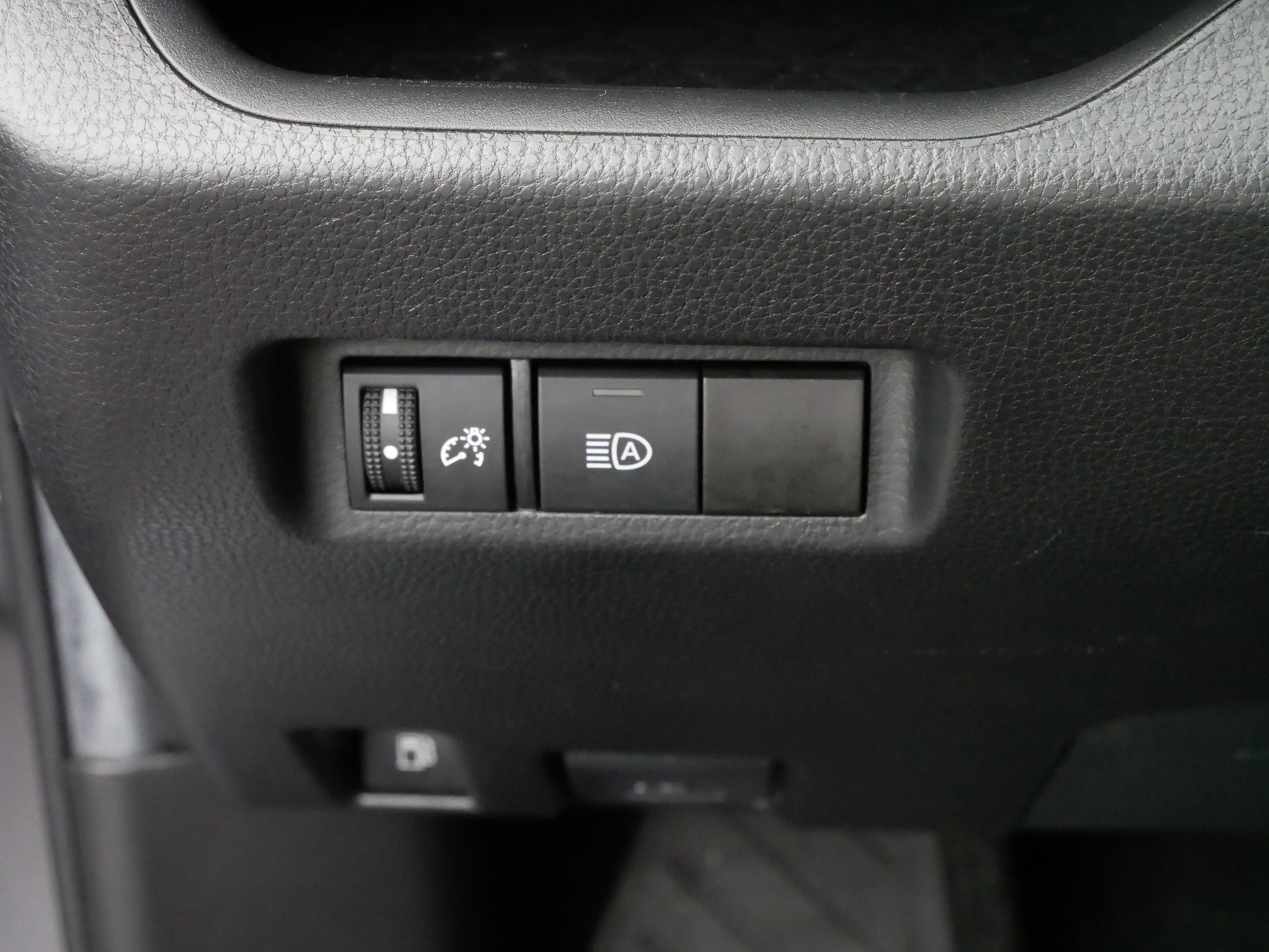2021 Toyota RAV4 Hybrid XLE photo 24