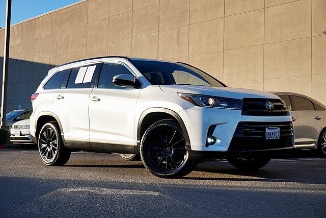 Used 2019  Toyota SE image 1