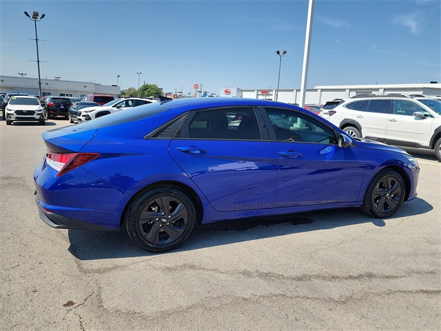2022 Hyundai Elantra SEL Convenience photo 2