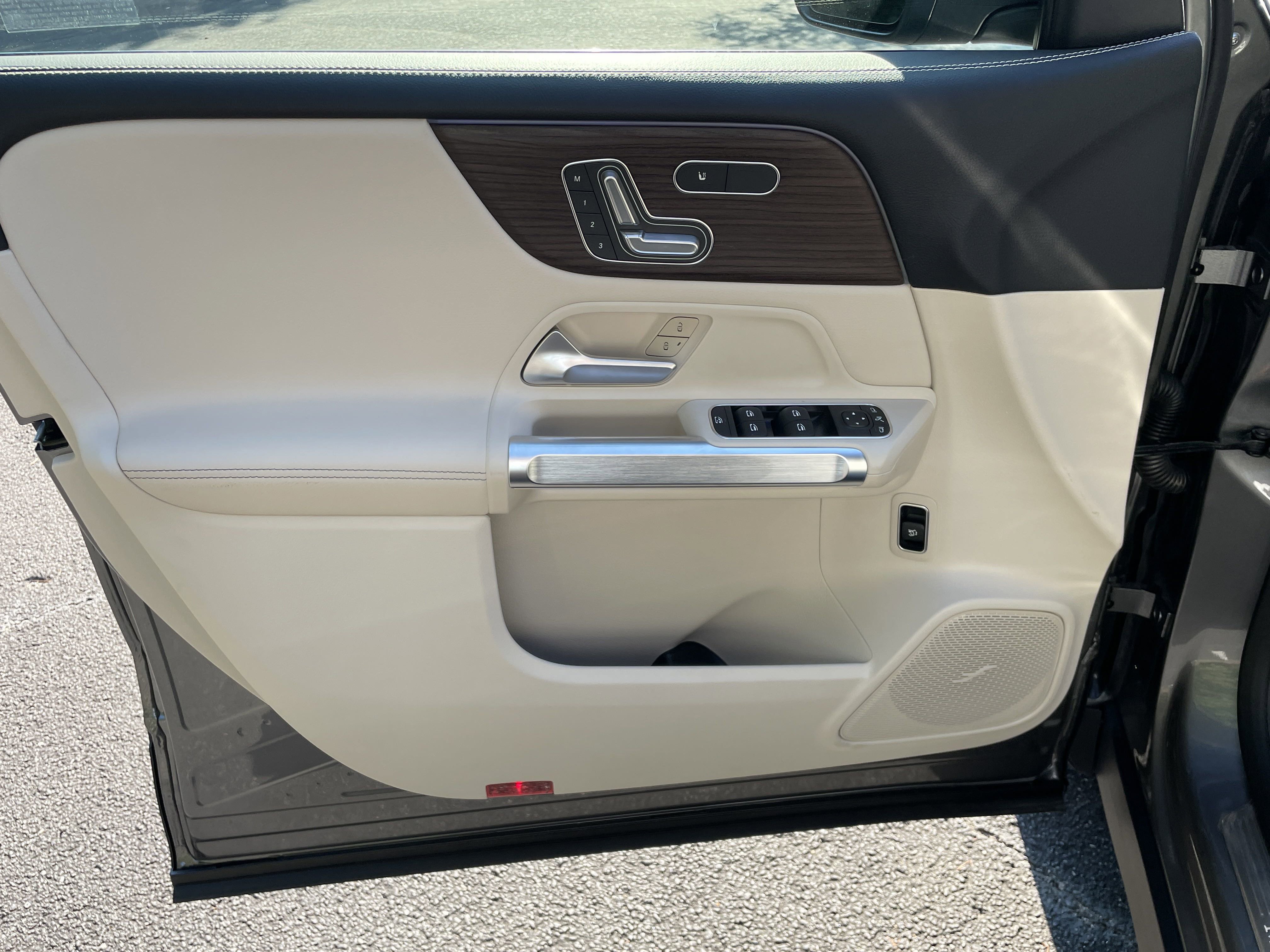 2025 Mercedes Benz GLB 250 4MATIC photo 2