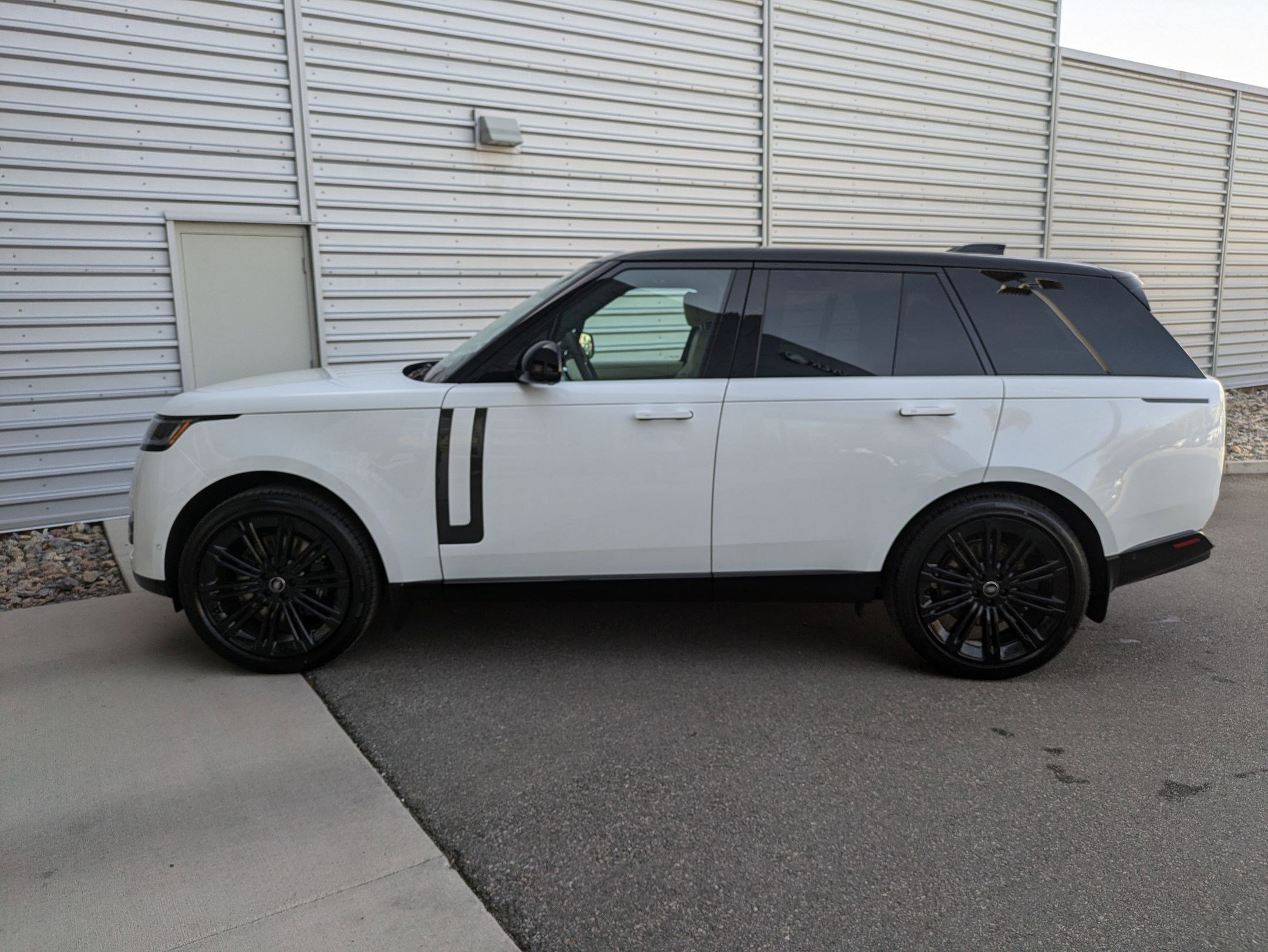 2025 Land Rover Range Rover SE photo 2