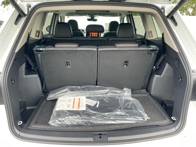 2025 Volkswagen Atlas Peak Edition SE Technology photo 40