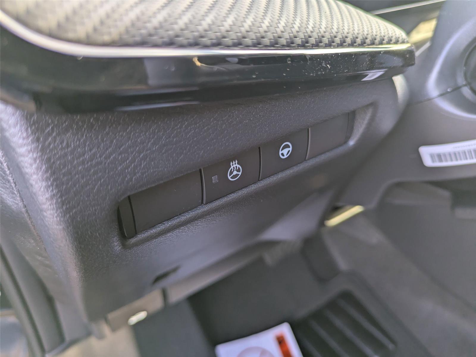 2026 Nissan Kicks SR photo 9