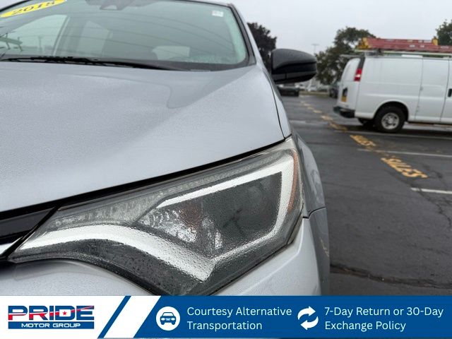 2018 Toyota RAV4 LE photo 9