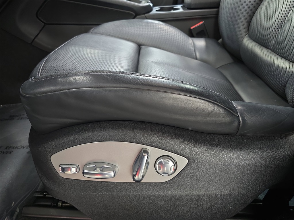 2023 Porsche Macan T photo 23