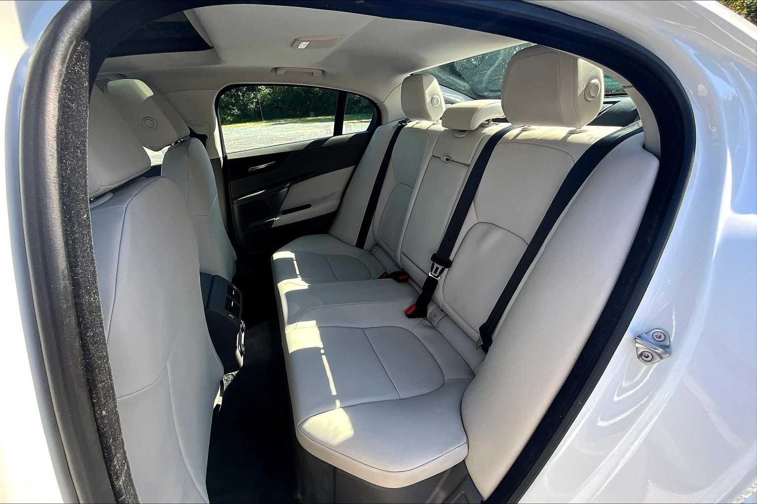 2017 Jaguar XE Premium photo 18