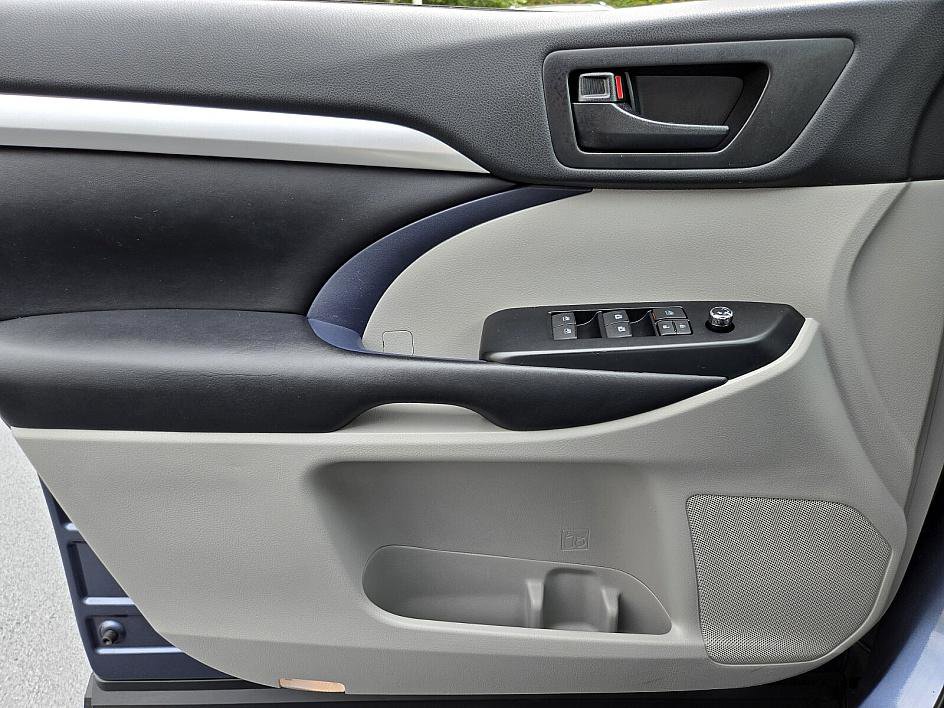 2019 Toyota Highlander LE Plus photo 25