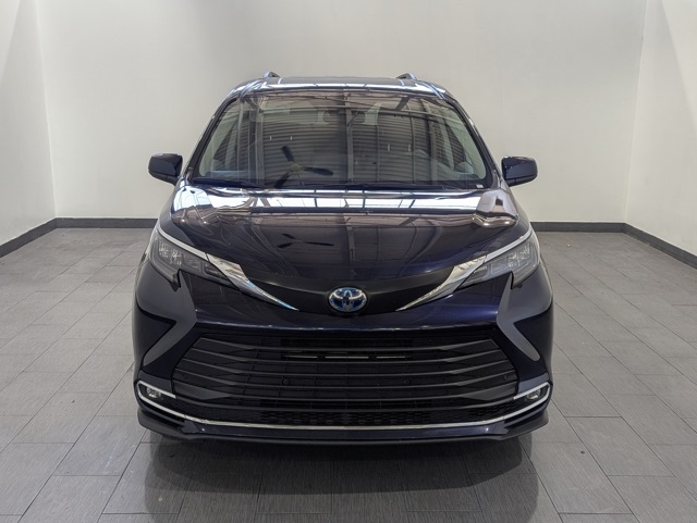 2024 Toyota Sienna XLE photo 3