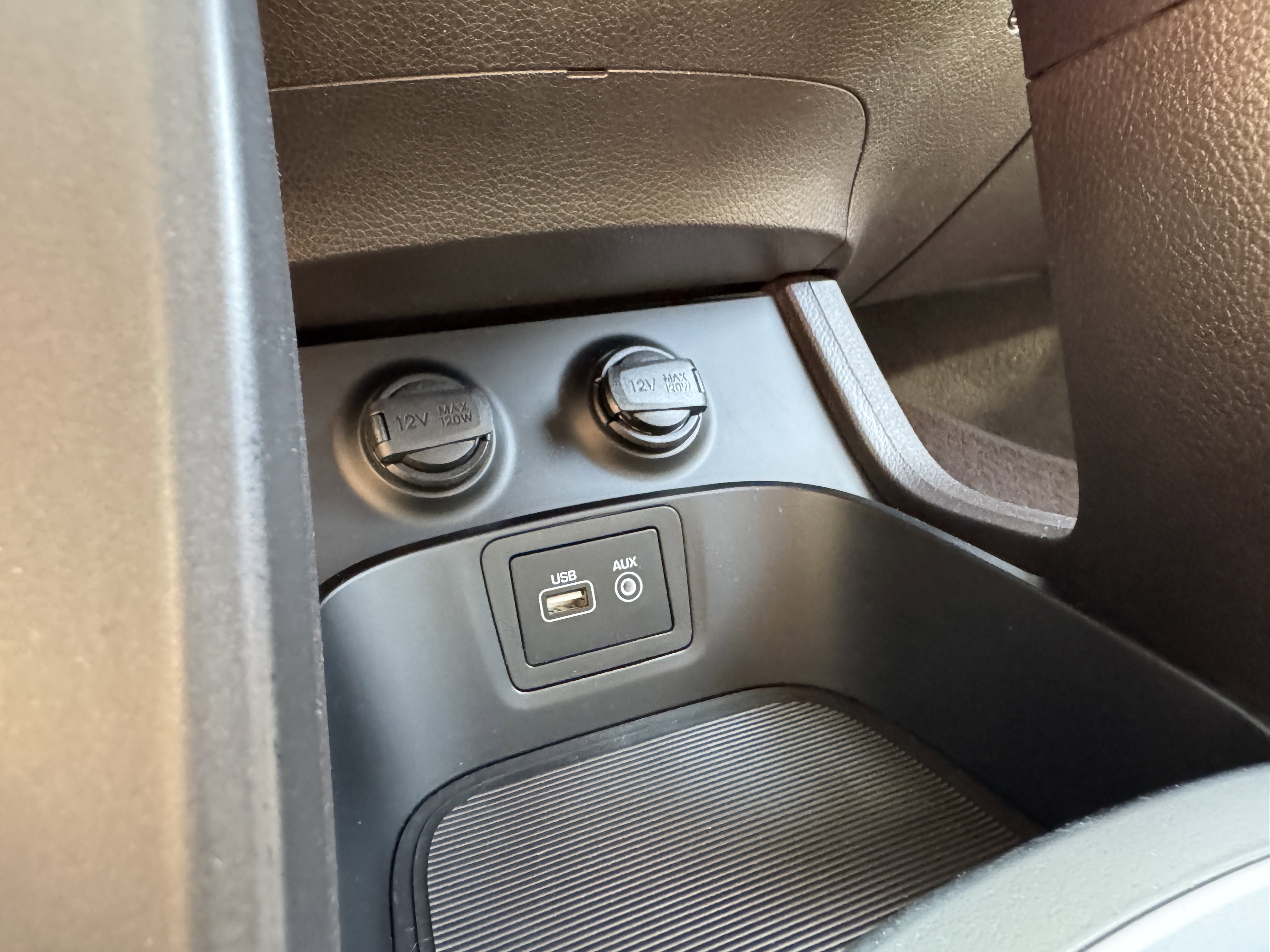 2017 Hyundai Santa Fe SE photo 2