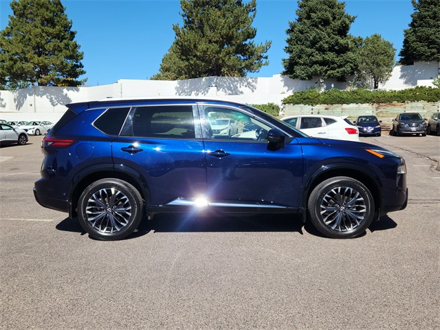 2024 Nissan Rogue Platinum photo 2