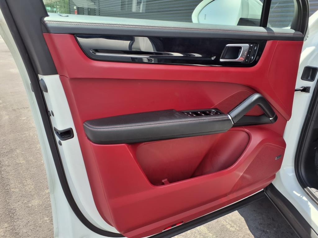 2023 Porsche Cayenne Base photo 9