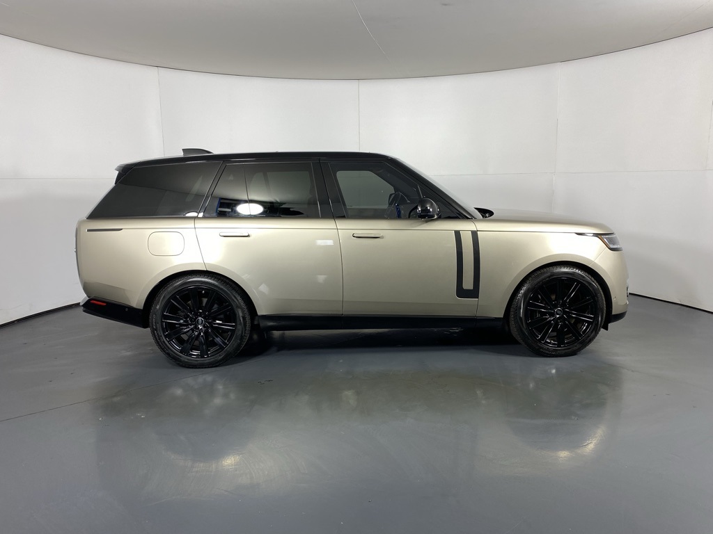 2023 Land Rover Range Rover SE photo 3