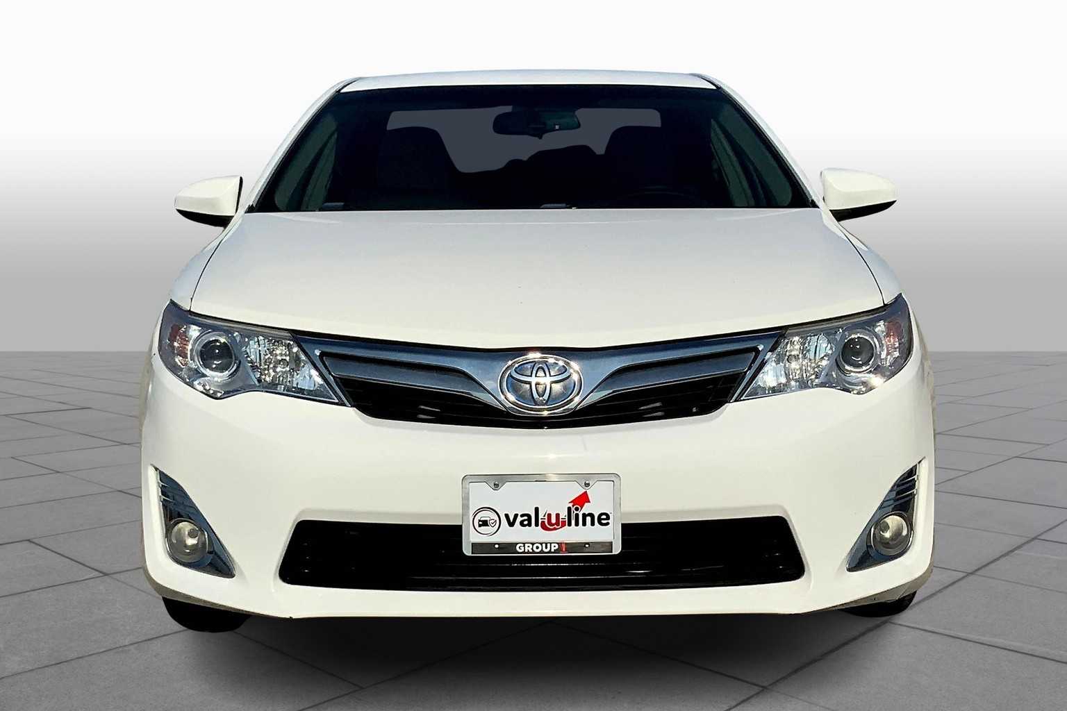 2014 Toyota Camry Hybrid XLE photo 3