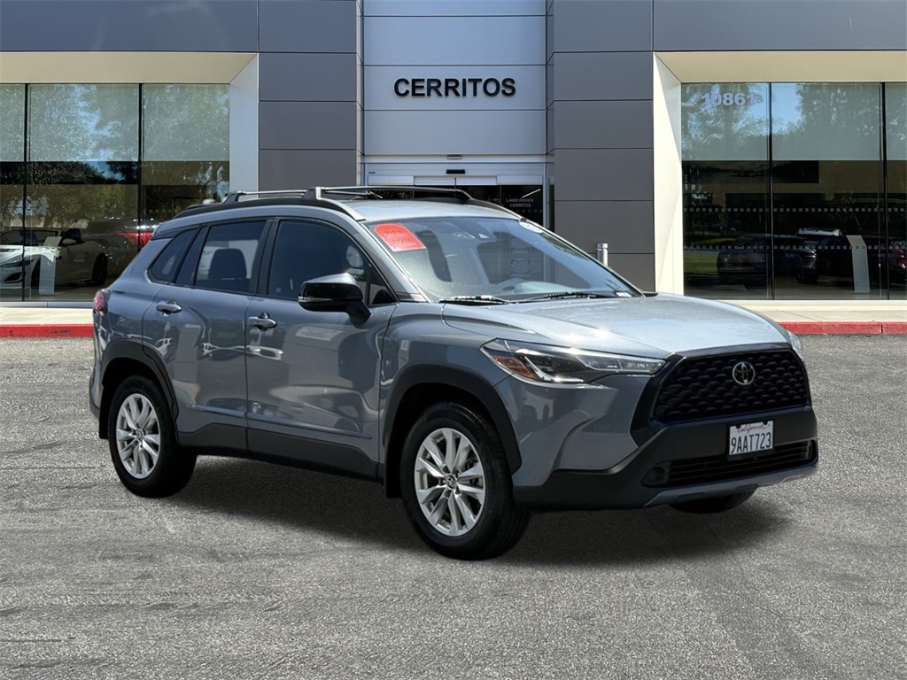 2022 Toyota Corolla Cross LE photo 2
