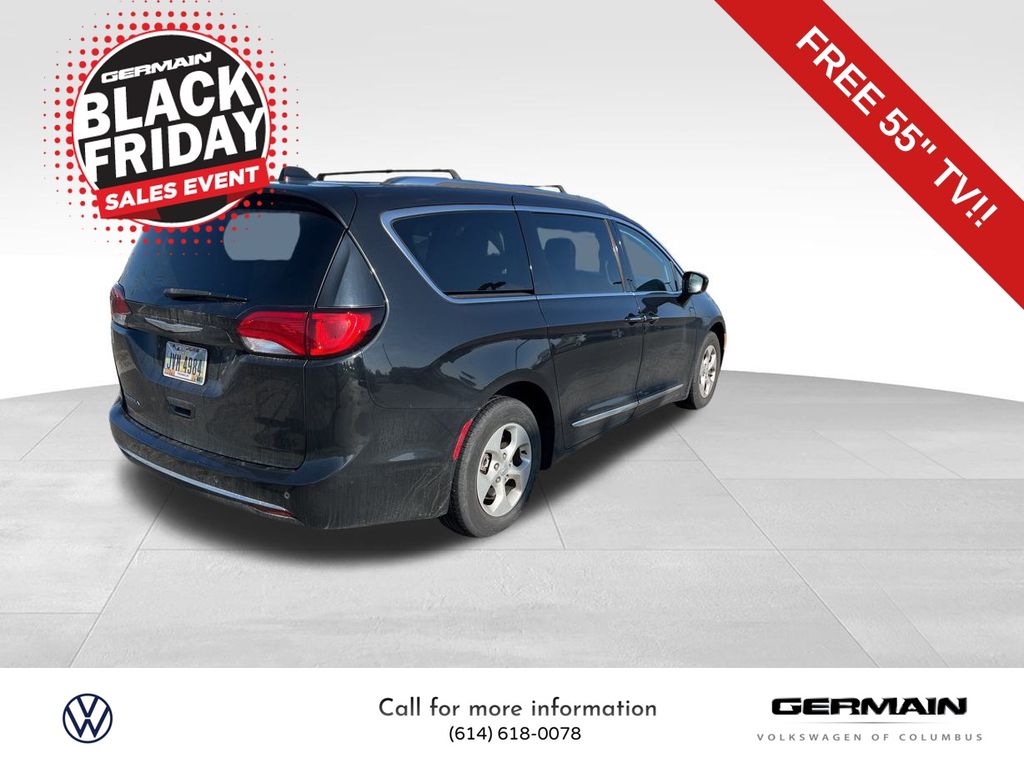 2017 Chrysler Pacifica Touring Plus photo 4