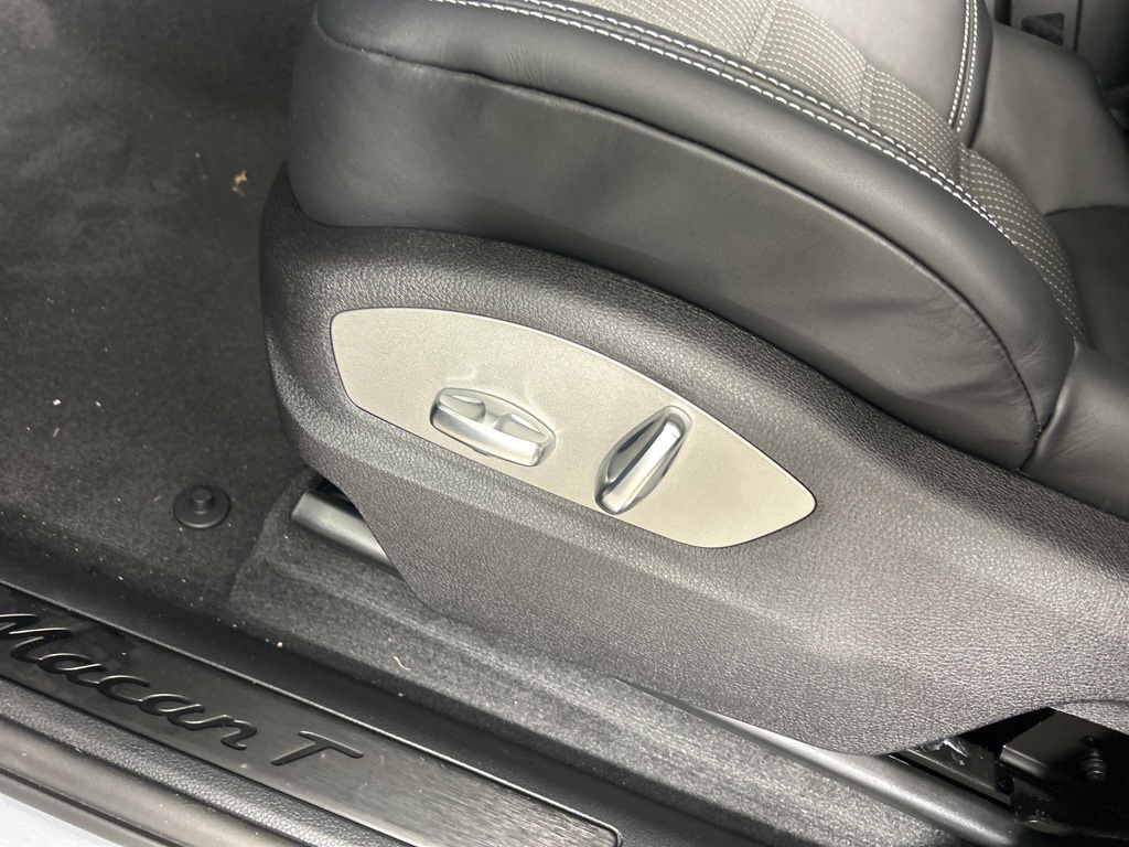 2025 Porsche Macan T photo 15