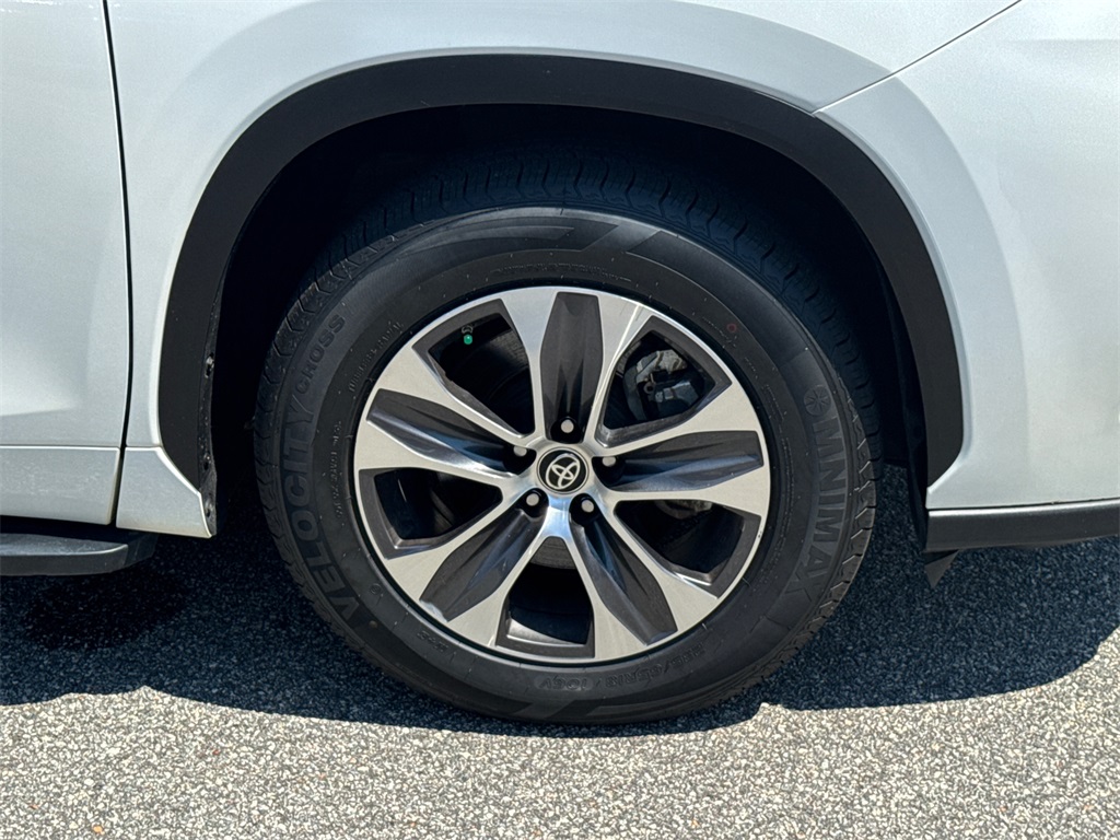 2021 Toyota Highlander XLE photo 12