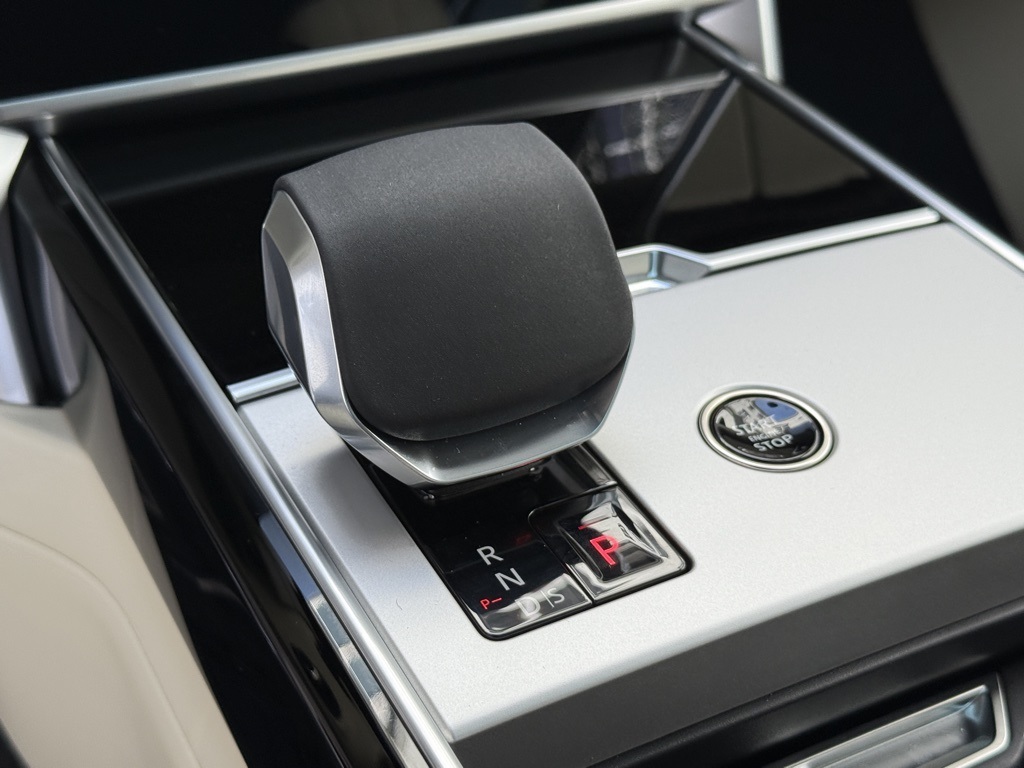 2025 Land Rover Range Rover SE photo 15