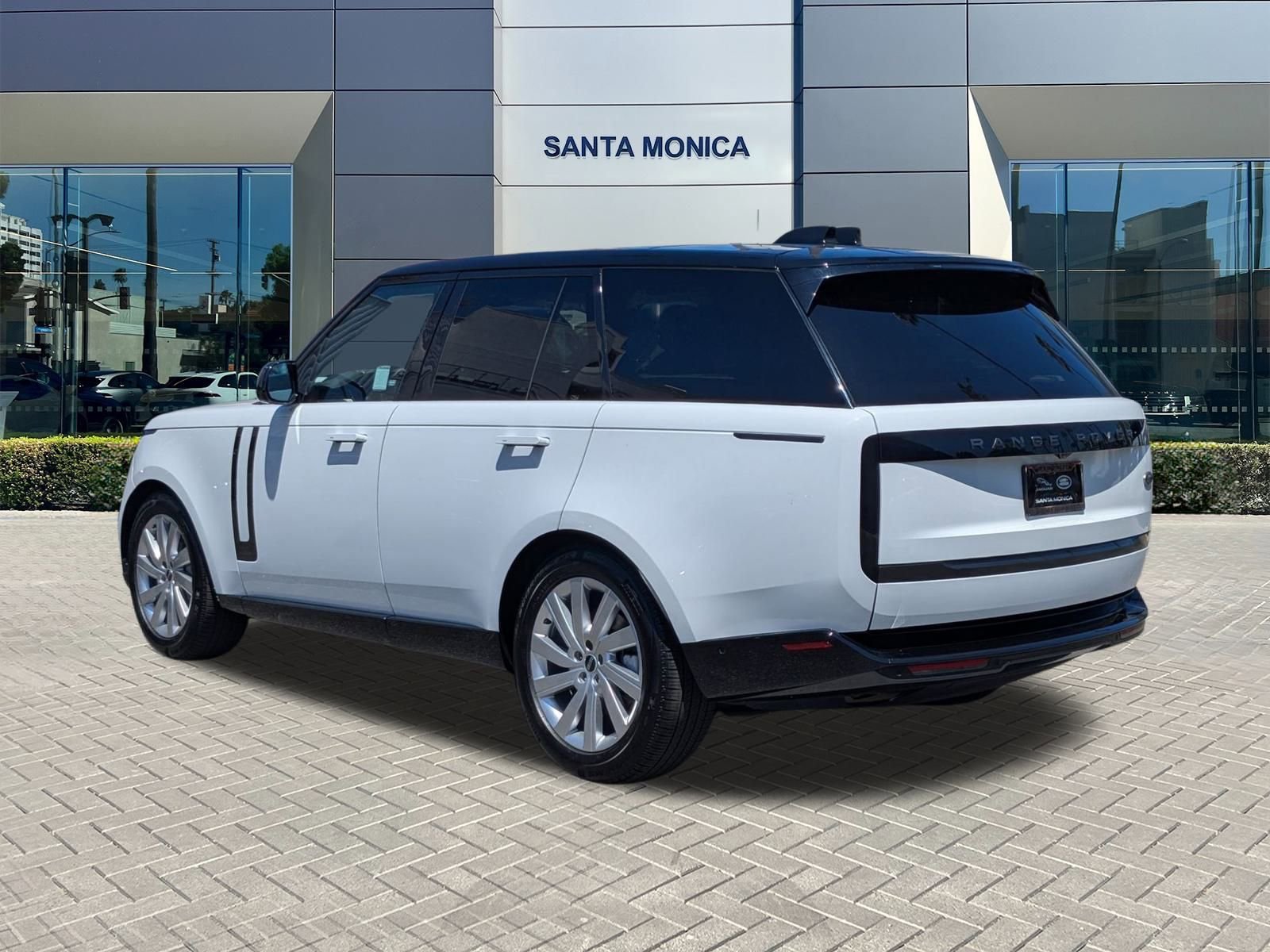 2023 Land Rover Range Rover SE photo 8