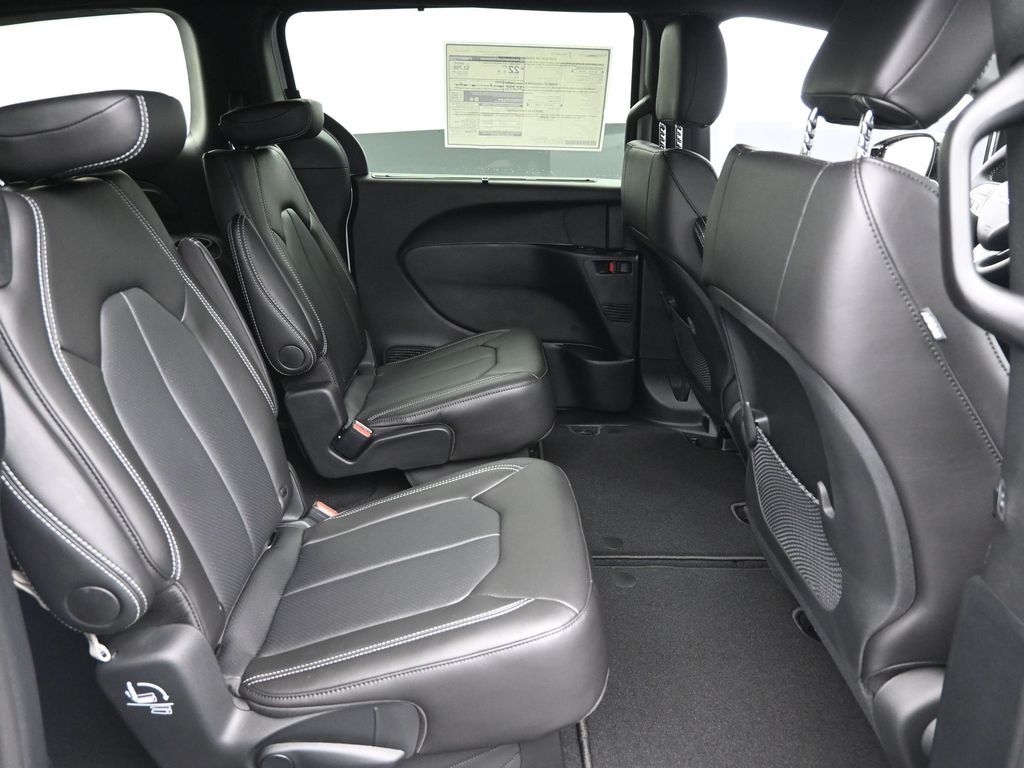 2026 Chrysler Voyager LE photo 6