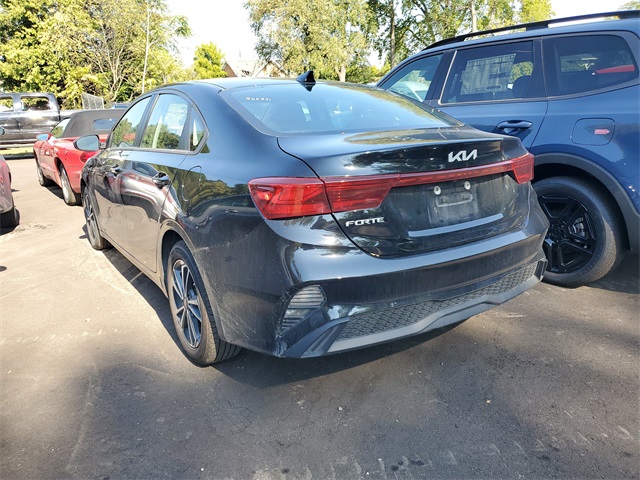 2023 Kia Forte LXS photo 3