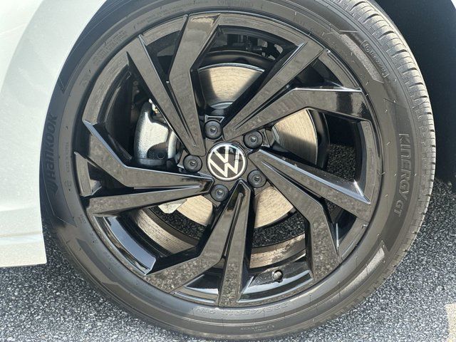 2025 Volkswagen Jetta 1.5T SE photo 2