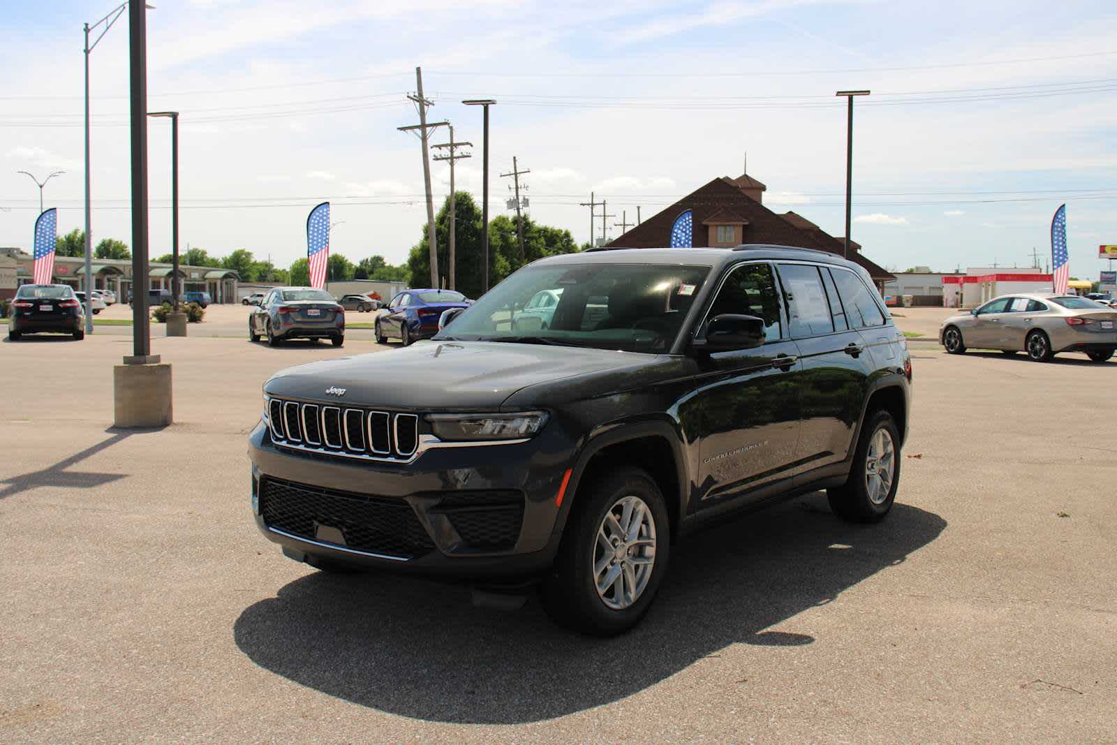 2025 Jeep Grand Cherokee Laredo Altitude photo 4