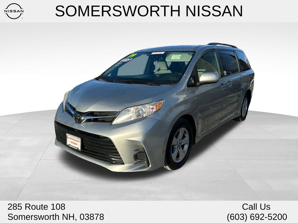 2019 Toyota Sienna LE's photo