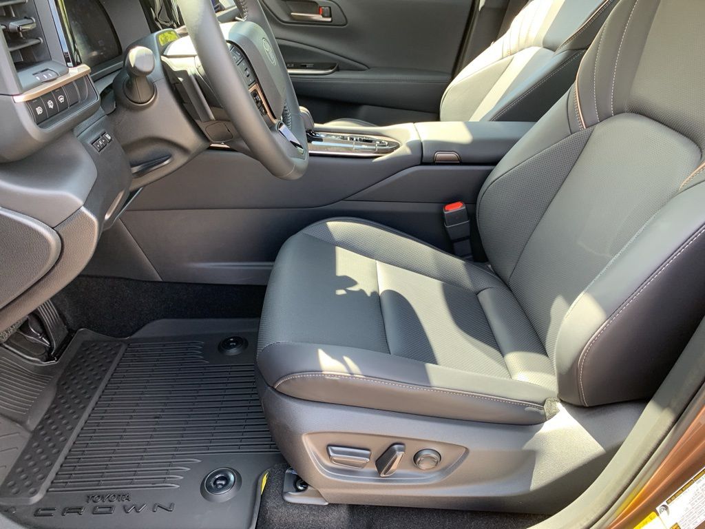 2025 Toyota Crown Signia Limited photo 7