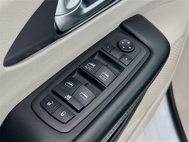 2022 Chrysler Pacifica Touring L photo 17