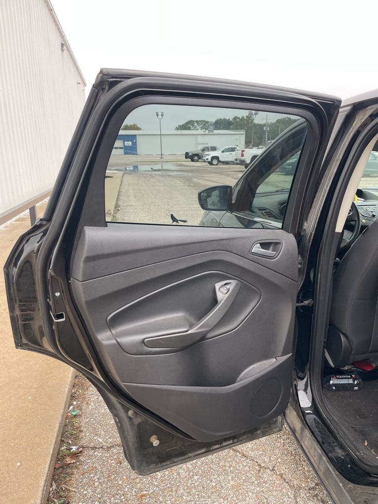 Used 2016 Ford Escape SE with VIN 1FMCU0GXXGUB12548 for sale in Hutchinson, KS