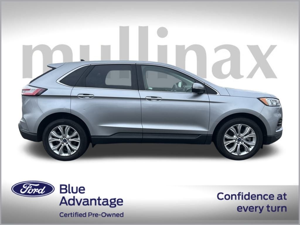 2022 Ford Edge Titanium photo 2