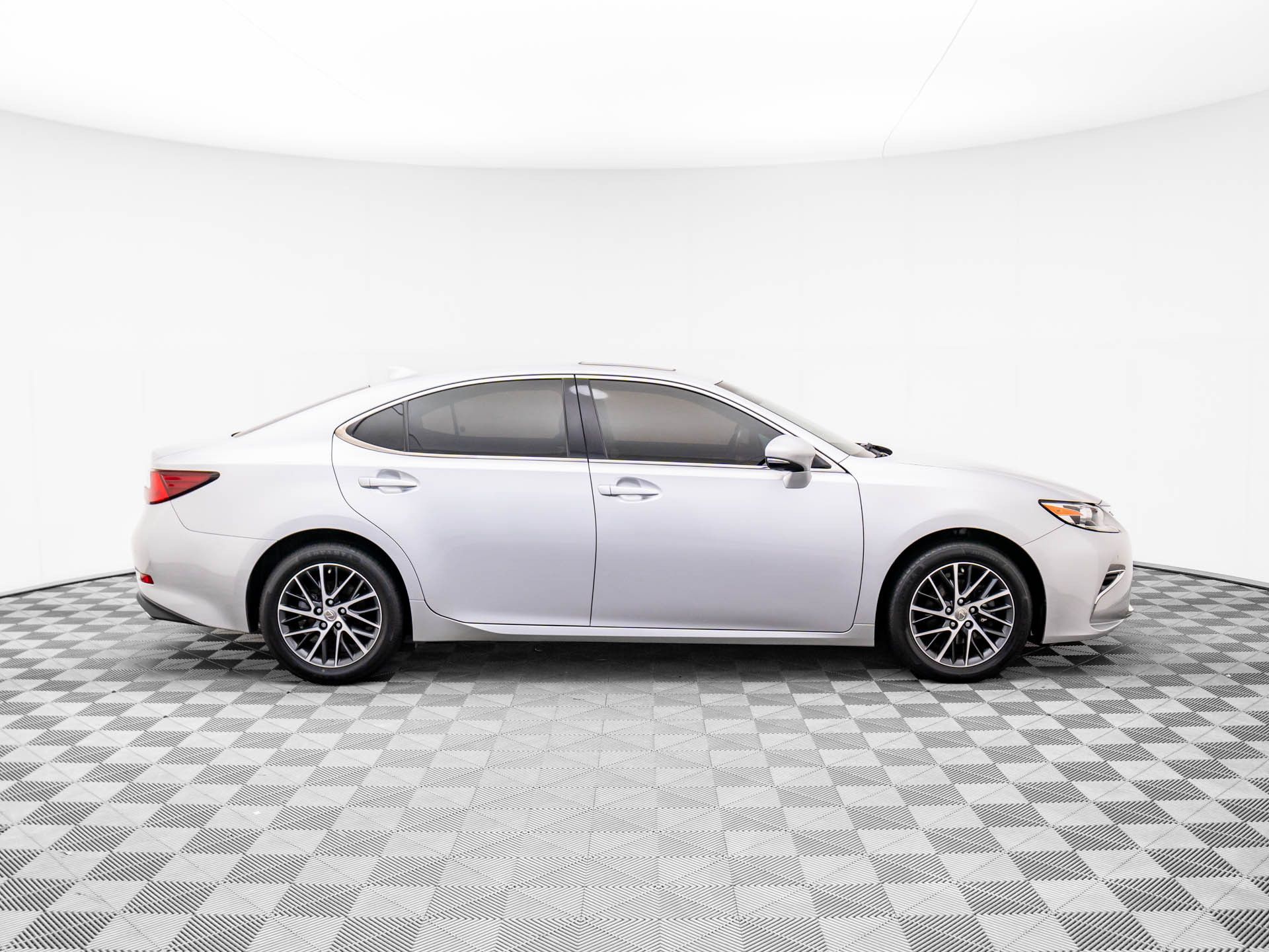 2017 Lexus ES 350 photo 3