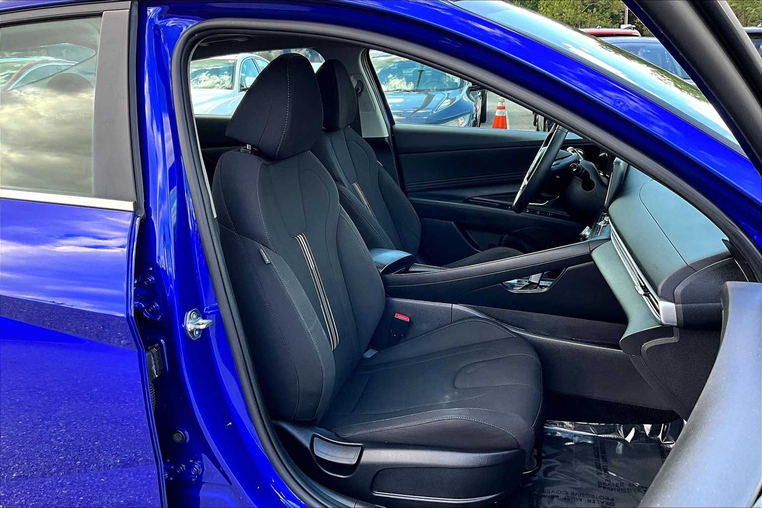 2024 Hyundai Elantra SEL Convenience photo 8