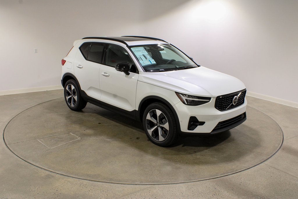 2026 Volvo XC40 Plus photo 8
