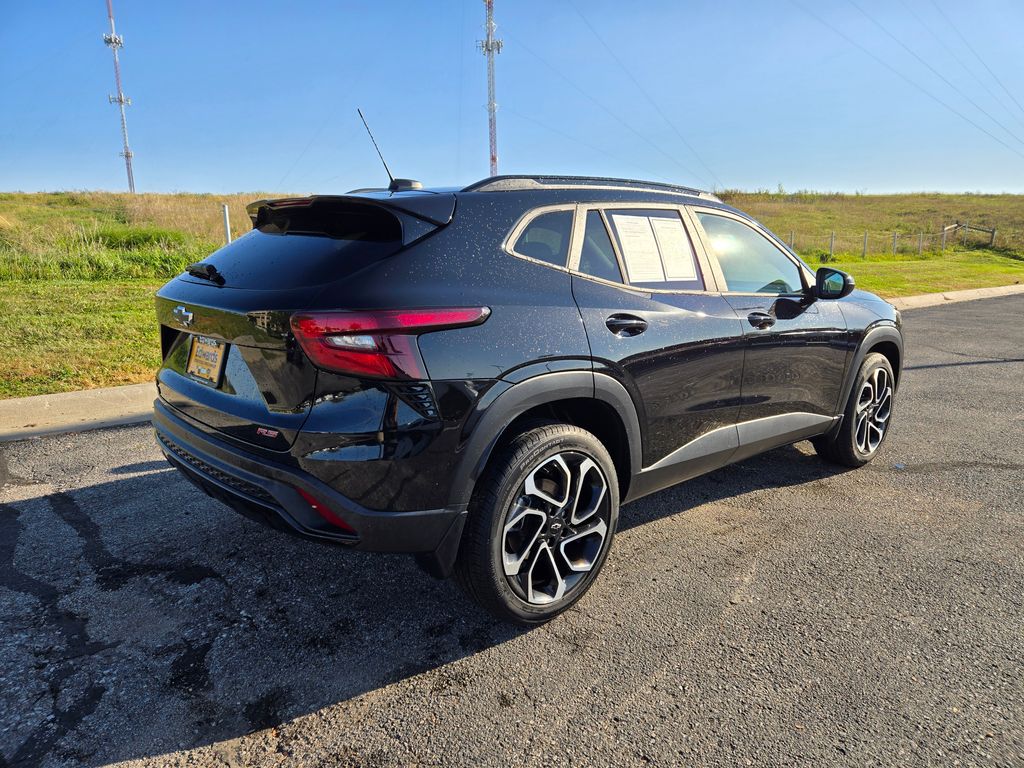 2025 Chevrolet Trax photo 2