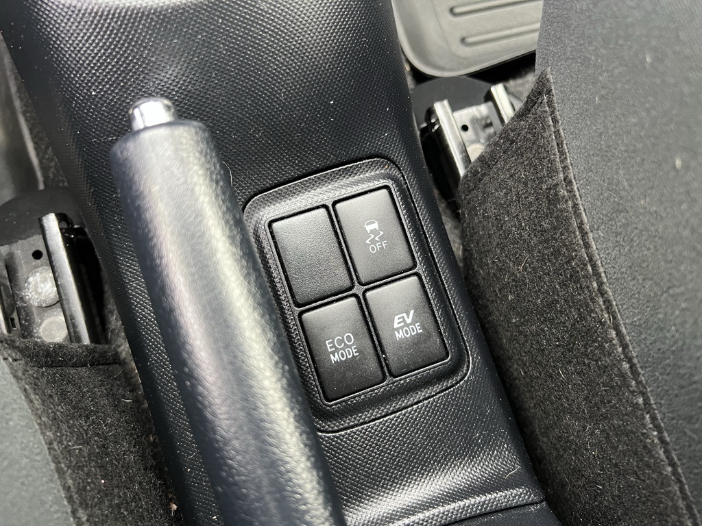 2015 Toyota Prius C Two photo 19