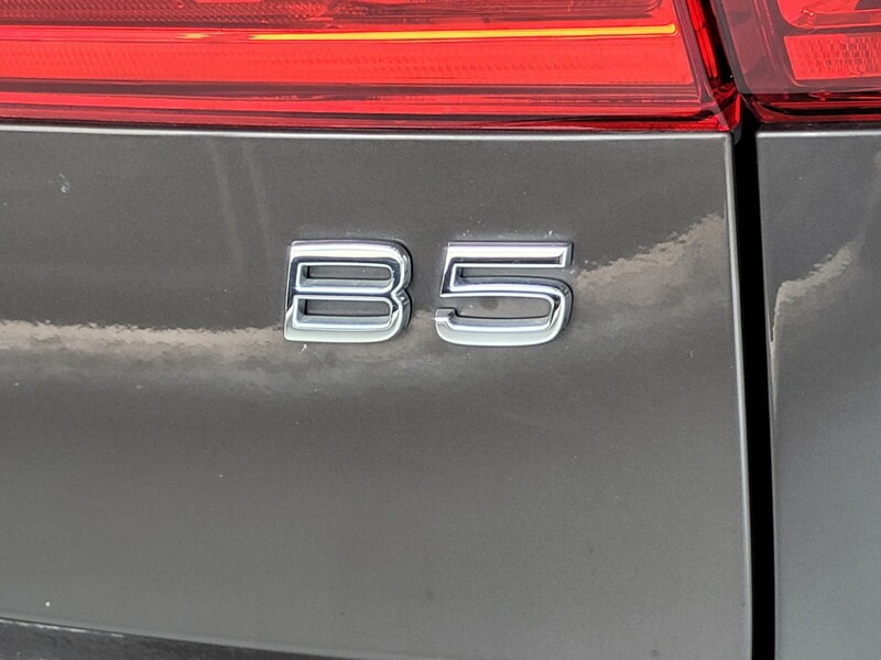 2022 Volvo XC60 B5 R-Design photo 6