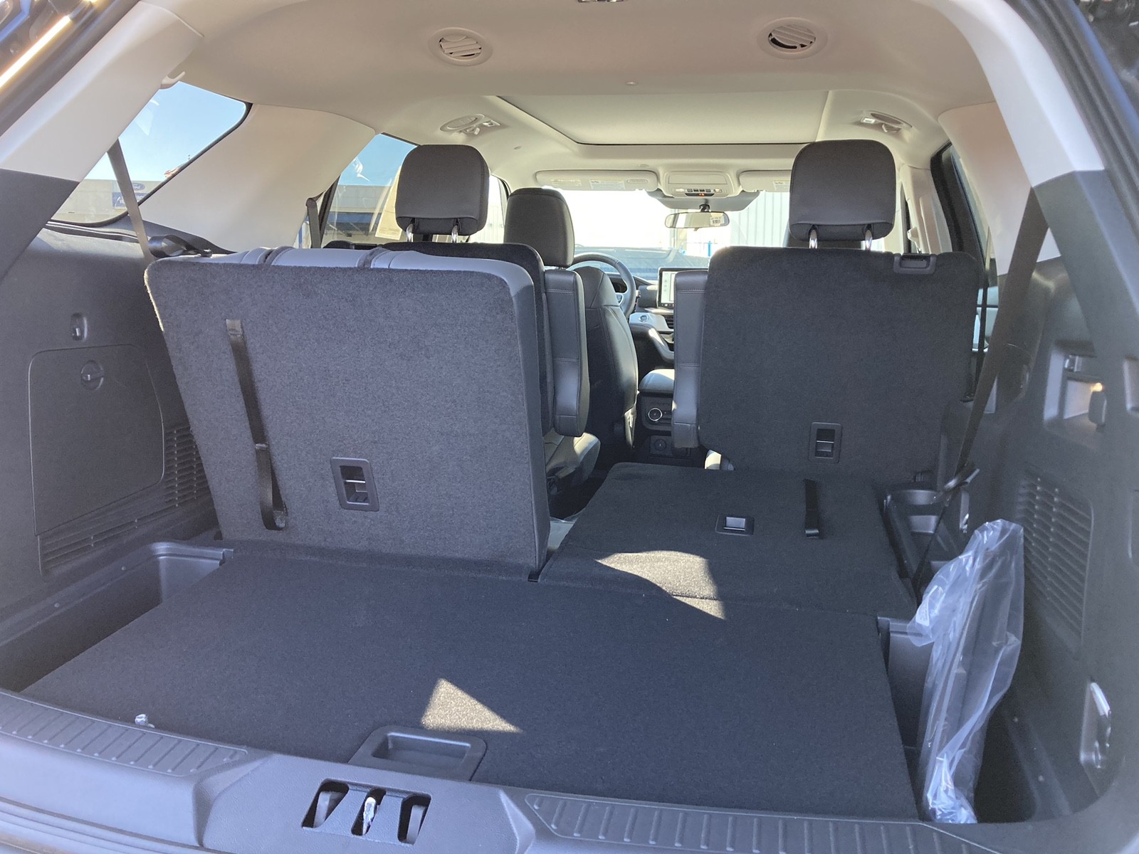2025 Ford Explorer photo 3