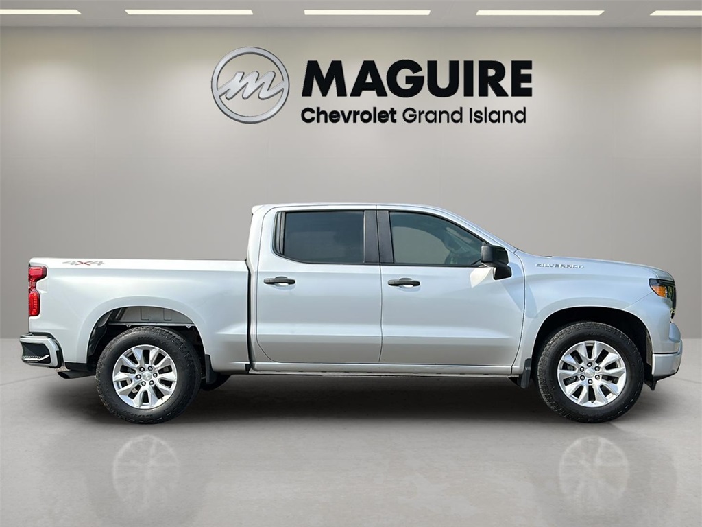 2022 Chevrolet Silverado 1500 Custom photo 2