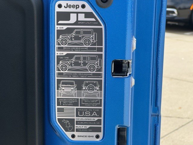 2025 Jeep Wrangler Sahara photo 27