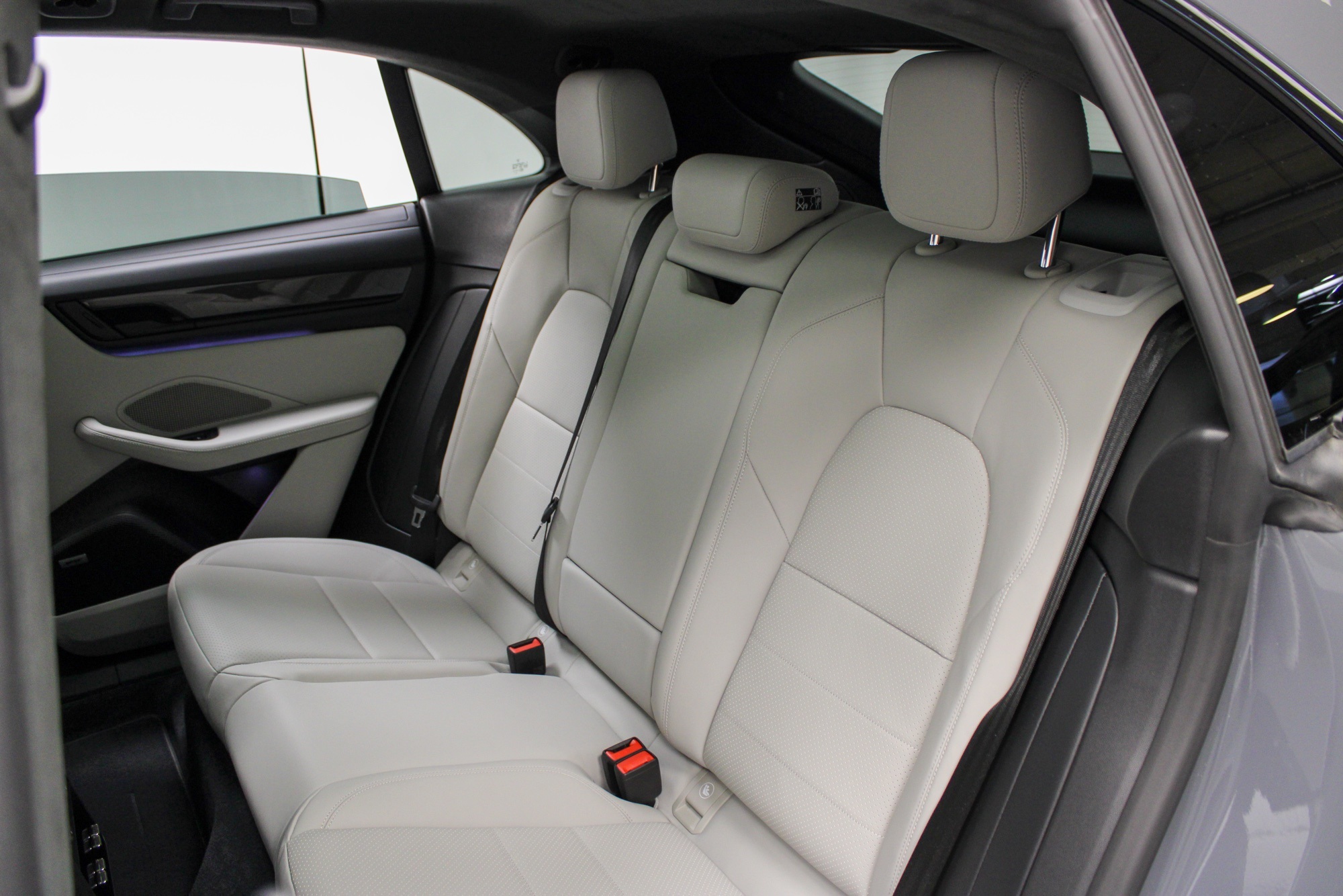 2025 Porsche Macan Electric Turbo photo 31