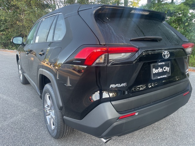 2025 Toyota RAV4 XLE photo 5