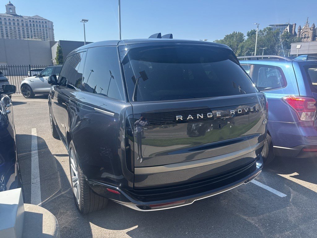 2023 Land Rover Range Rover SE photo 4