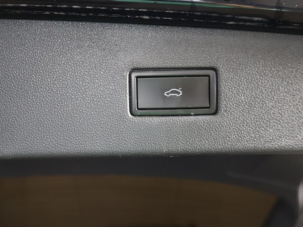 2020 Volkswagen Tiguan SEL Premium R-Line photo 23