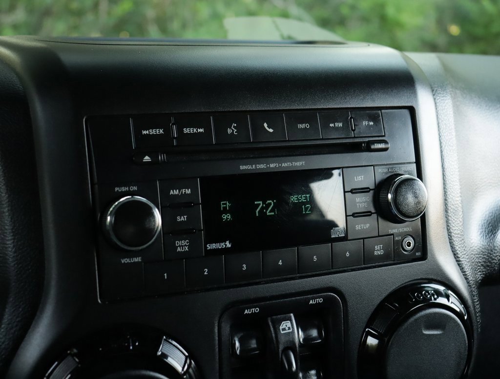 2015 Jeep Wrangler Unlimited Altitude photo 12