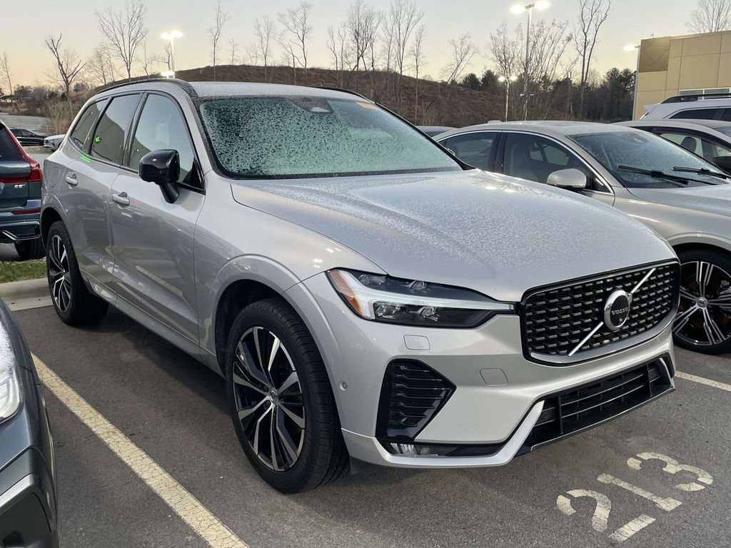 2023 Volvo XC60 Plus's photo